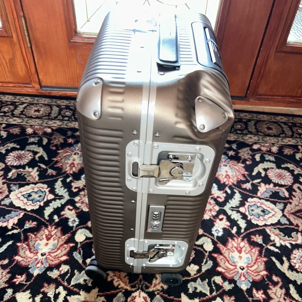 FPM  Milano light spinner suitcase made in Italy NWT